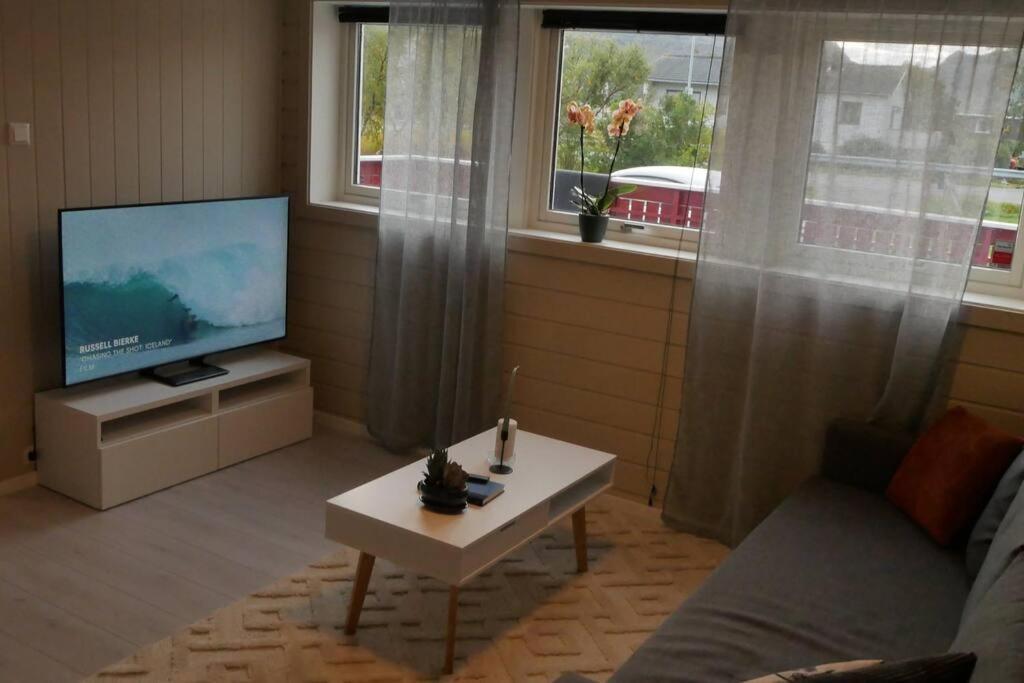 Nyrenovert Leilighet Med Gratis Parkering Лекнес Екстериор снимка